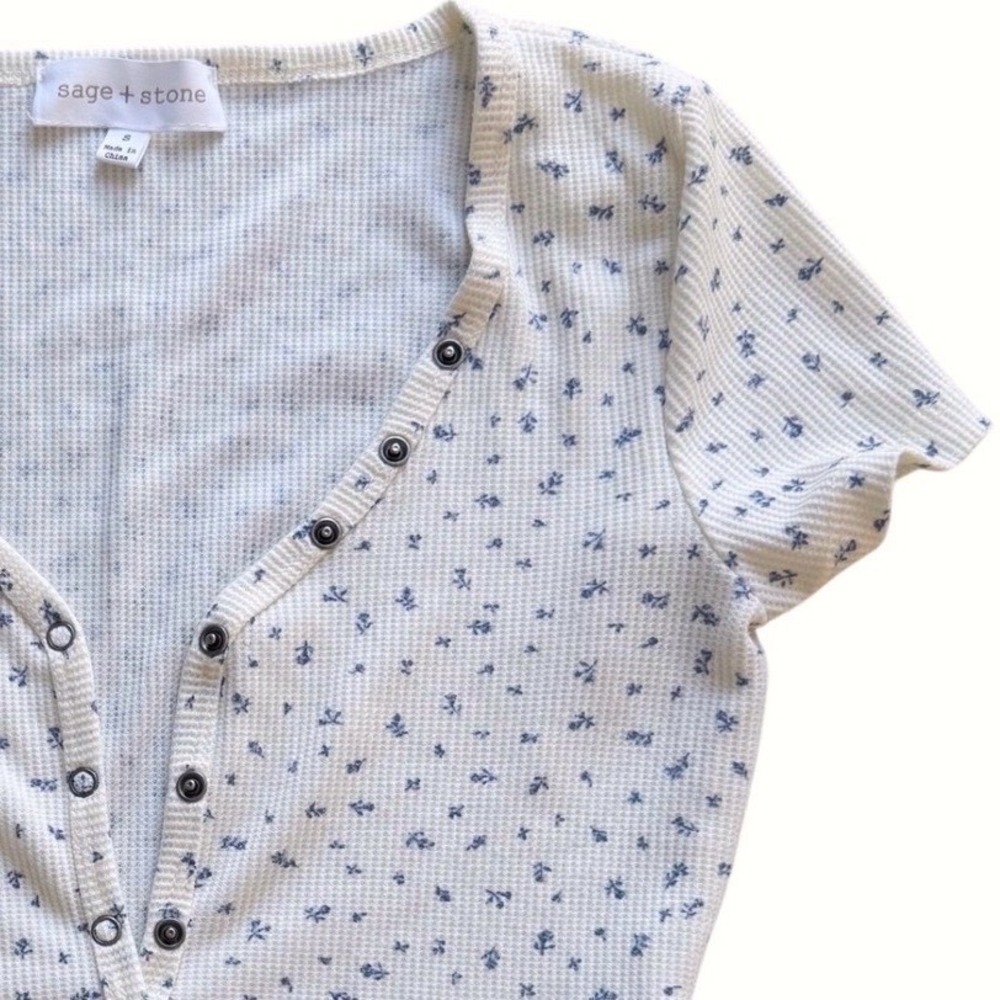 Sage + Stone Women's Blue Floral Short Sleeve Henley Tee